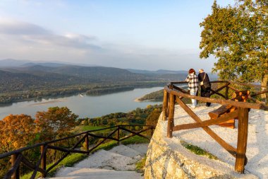 Macaristan 'da Višegrad Kalesi' nin yanındaki Macar yürüyüş yolu Tuna Nehri üzerinde Pilis Borzsony Dağları 'nda insanlarla dolu. .