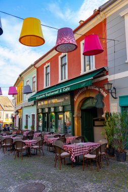 10.13.2022 -Szentendre, Macaristan: Macaristan 'da Budapeşte' nin yanındaki güzel Szentendre meydanı, renkli afişler ve Elisabeth restoranı .