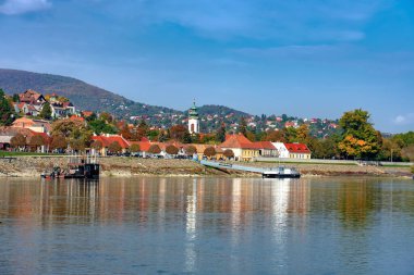 Tuna nehrinin yanındaki Szentendre 'de güzel kayalık nehir kenarı. .