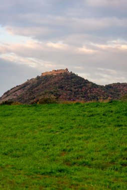 Macaristan 'daki tepedeki Visegard şatosu Tuna' da Pilis dağları ve tepeleriyle birlikte bükülür. .