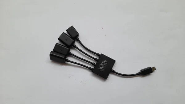 在白色背景上从上方看到的黑色电缆绳 Usb电缆背景概念 智能手机 生活方式 笔记本电脑 计算机 数据传输 — 图库照片