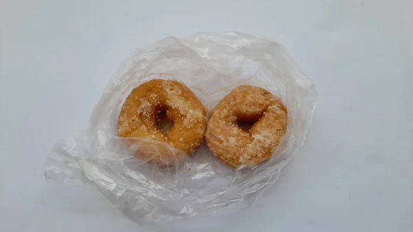 用面粉和干砂糖制成的甜甜圈 在白色背景上的塑料上看 糖尿病食品背景概念 胆固醇食品 生活方式 食品配方 手工制作 — 图库照片