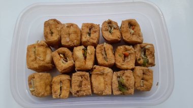 Yukardan görülen kutuda içi kızarmış fasulye filizleriyle dolu çiğ tofu. kızarmış tofu arkaplan kavramı, kolesterol yiyeceği, ev yapımı yemek, aşçılık, aperatif, restoran, el yapımı, yemek tarifi, yaşam tarzı, iş