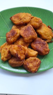 Yukarıdan görünen bir tabakta kızarmış bant. Cassava işlenmiş gıda geçmişi, kolesterol yiyeceği, geleneksel atıştırmalıklar, aşçılık, yemek tarifleri, yaşam tarzı, kahvaltı, pasta, pasta, öğle yemeği, diyet, akşam yemeği.