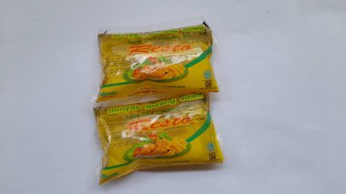 Bekasi, Endonezya - Mart 2022: yukarıdan görülen plastik ambalajda resto palmiye yağı. Minimarket, süpermarket, işletme, finans, paket, pişirme yağı tedarikçisi, kıtlık