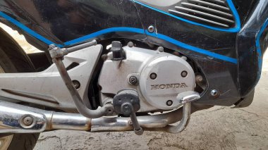 Bekasi, Endonezya - Mart 2022: Honda motor yağ değişimi, fren adımı, marş yan görünümü. Motosiklet motoru bakım arka planı, rutin servis, bakım, kilometre