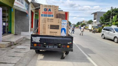 Bekasi, Endonezya - Mart 2022: çamaşır makineleri, otoyoldaki buzdolabı gibi elektronik malların taşınması. geçmiş ulaşım, ulaşım, iş, işçi, finans kavramı