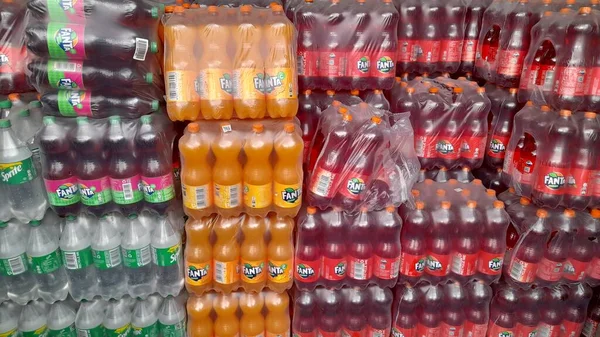 贝卡西 印度尼西亚 2022年4月 芬达瓶装塑料 有多少口味 软饮料背景概念 小商品 生活方式 苏打水饮料 — 图库照片