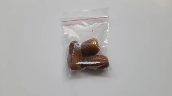 在白色背景上从上面看到的塑料日期 健康食品背景概念 拉马丹卡里姆传统 生活方式 — 图库照片