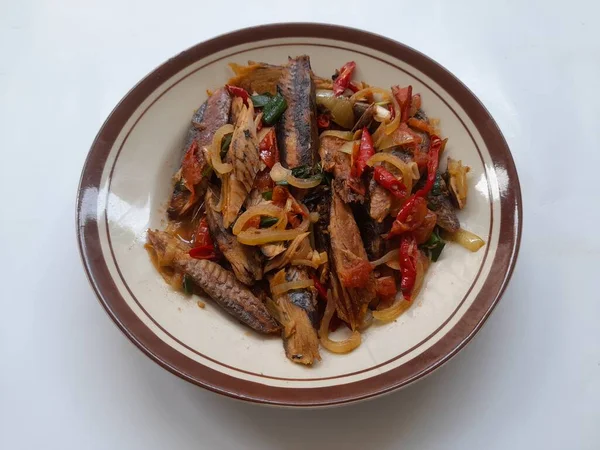 白を基調としたお皿の上のマグロ魚料理 健康的な食品の背景概念 タンパク質 ランチ ディナー 食品レシピ 食べる タンパク質 レストラン — ストック写真