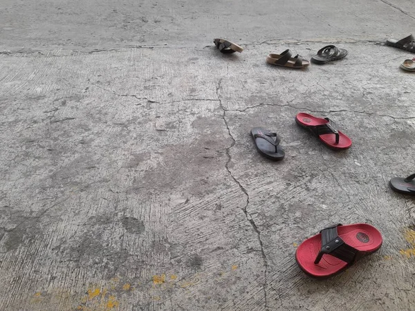 Bekasi Endonezya Haziran 2022 Yol Manzarasına Saçılmış Sandaletler Ayakkabı Arka — Stok fotoğraf