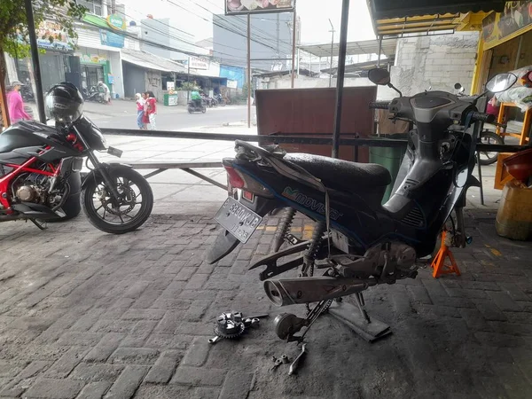 Bekasi Endonezya Haziran 2022 Honda Supra 125 Motosiklet Tamirhanesinde Tamir — Stok fotoğraf