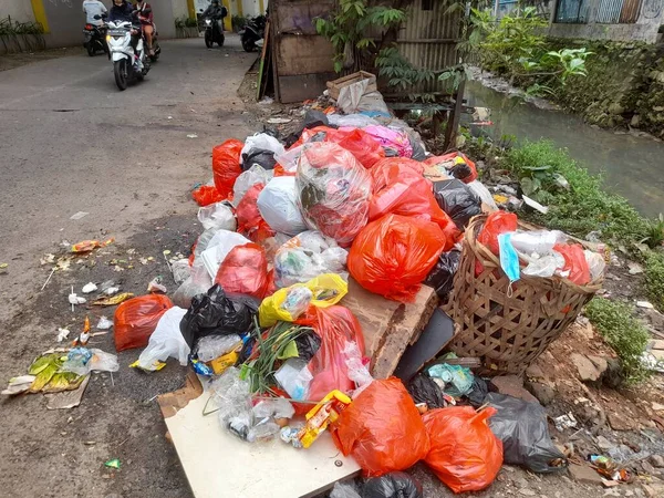 Bekasi Indonesia Giugno 2022 Rifiuti Plastici Sulla Riva Del Fiume — Foto Stock