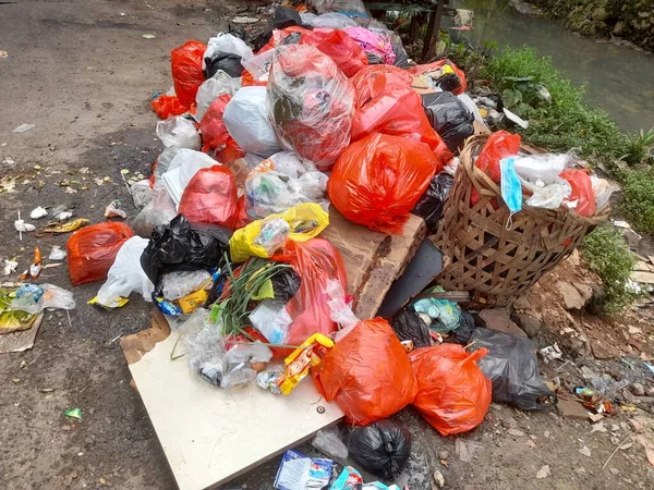 Bekasi, Endonezya - Haziran 2022: nehir kıyısında plastik atık. Endüstriyel arka plan konsepti, sanayi, hijyen, eğitim, kamuoyu bilinci, kirli, çöp, çöp, çöp, çevre, atık imhası