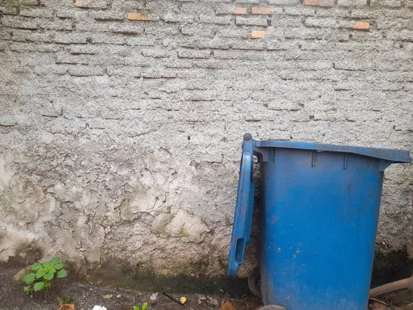 파란색 쓰레기는 시멘트 반대로 수있다 쓰레기 쓰레기 노동자 — 스톡 사진