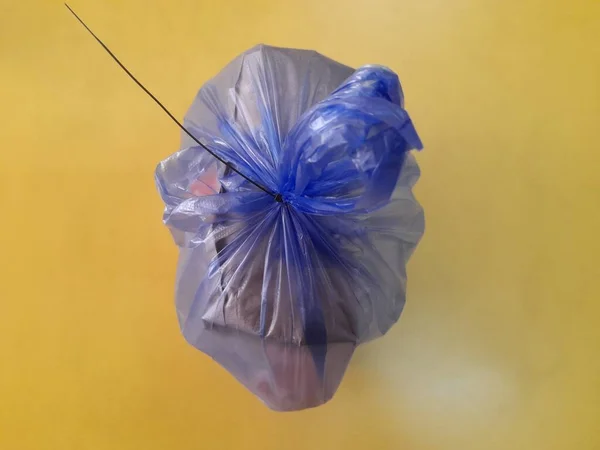 Plastica Blu Avvolto Cibo Uno Sfondo Giallo Concetto Fondo Ristorante — Foto Stock