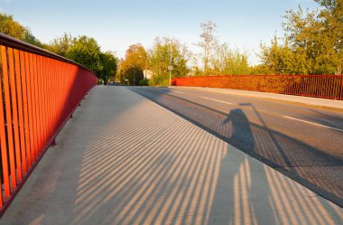 Gün batımında gölgeli köprü.