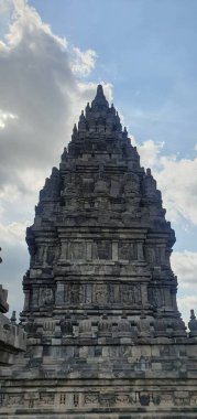 Prambanan tapınağı Mavi gökyüzü ve bulutlar