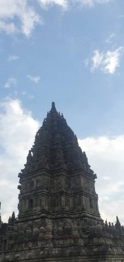 Prambanan tapınağı Mavi gökyüzü ve bulutlar