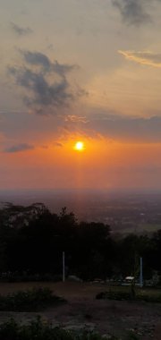 Güzel Küre Günbatımı Bulutların altında Eşsiz Gradyan Renkleri