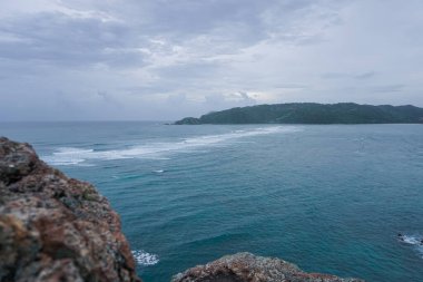 Dalgalar ve mavi suyla temiz sahil manzarası