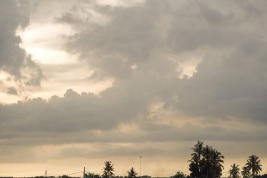Öğleden sonra turuncu bulutların manzarası