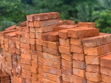 Tuğlalar binanın parçalarını oluşturmak için kullanılabilen küçük dikdörtgen bloklardır.