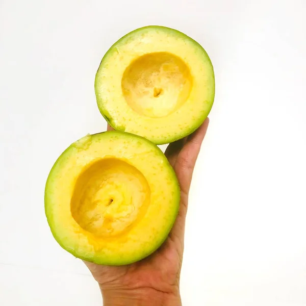 Avocado Halbiert Und Mit Der Hand Auf Weißem Hintergrund Gehalten — Stockfoto