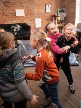 Ivano-Frankivsk, Ukrayna: 18 Mart 2022 - Doğu Ukraynalı IDP çocuklarını eğlendirmeye gönüllü animatör
