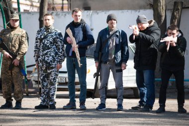 Ivano-Frankivsk, Ukrayna: 21 Mart 2022 - sivil nüfus için askeri tatbikatlar