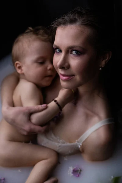 Giovane Madre Felice Con Bambino Figlio Nel Bagno Latte Floreale — Foto Stock