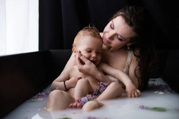 Joven Madre Feliz Con Hijo Bebé Baño Leche Floral Mamá — Foto de Stock