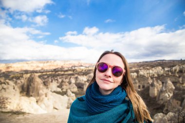 Çöl Kapadokya Türkiye 'sinde tatilin tadını çıkaran genç ve mutlu bir kadın gezgin. Turist kız açık hava portresi. Aşk vadisinde bir kadın portresi Kapadokya