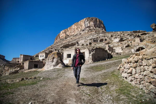 Młody Człowiek Podróżujący Wakacje Starożytnych Ruinach Cappadocia Turcji Turysta Aktywny — Zdjęcie stockowe