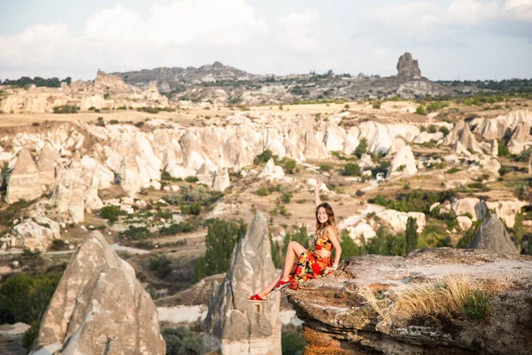 Młoda Szczęśliwa Kobieta Podróżująca Wakacje Cappadocia Turcja Turystka Jasnej Sukience — Zdjęcie stockowe