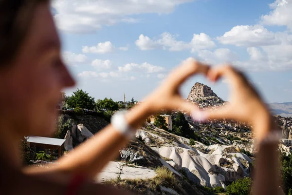 Νεαρή Γυναίκα Ταξιδιώτης Κάνει Σύμβολο Καρδιάς Ένα Βουνό Απολαμβάνοντας Διακοπές — Φωτογραφία Αρχείου