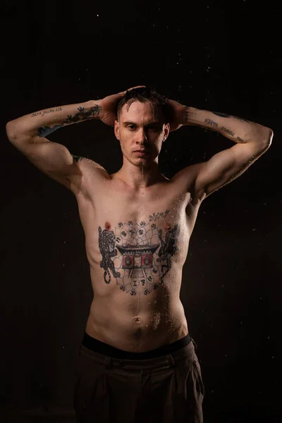 Tattooed Man Water Drops His Body Handsome Healthy Tattooed Young — Stock Photo, Image