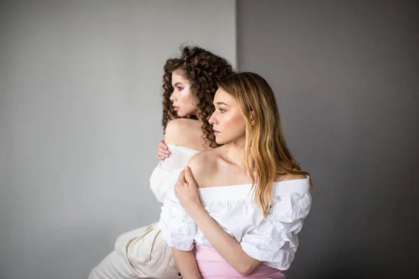 Dois Modelos Femininos Forma Retrato Cinzento Estúdio Fundo Duas Meninas — Fotografia de Stock