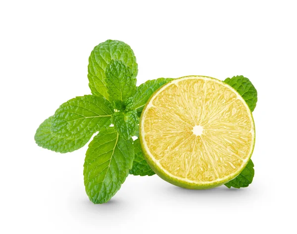 Färsk Lime Skivad Med Mynta Blad Isolerad Vit Bakgrund — Stockfoto