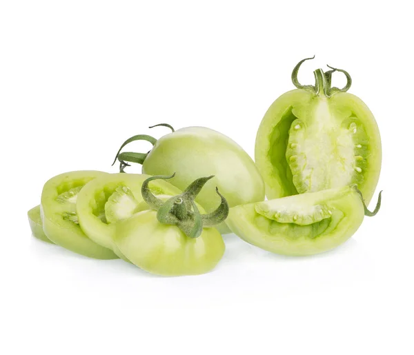 Hele Verse Groene Tomaten Gesneden Geïsoleerd Witte Achtergrond — Stockfoto