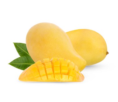 Meyvelerin kralı, mango meyvesi ve beyaz arka planda yaprak ile dilimlenmiş.