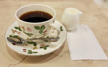 Günün sonunda taze demlenmiş sütlü bir kahveyle canlanın. 