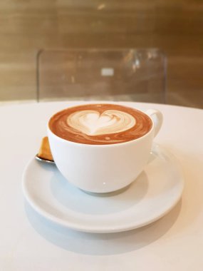 Öğleden sonra bir fincan kremalı sıcak latte.