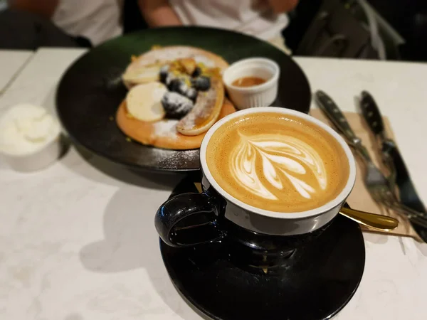 Muz Böğürtlen Bal Şurubu Tereyağlı Taze Krep Güzel Latte Sanatıyla — Stok fotoğraf