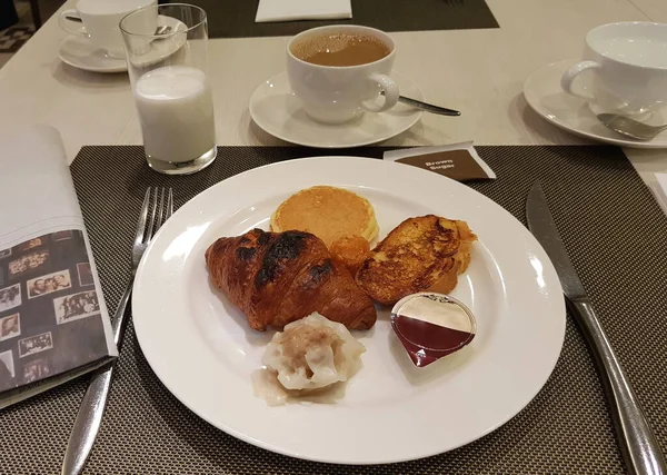 Basit Bir Sabah Kahvaltısı Mini Kruvasan Isırık Büyüklüğünde Krep Fransız — Stok fotoğraf