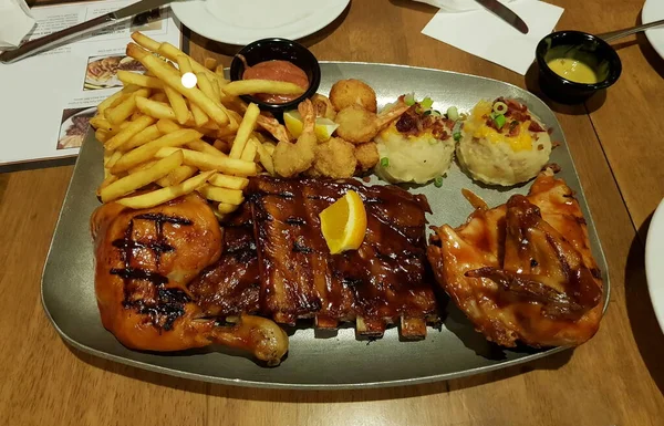 Côtes Dos Bébé Combo Avec Poulet Grillé Frites Purée Pommes — Photo