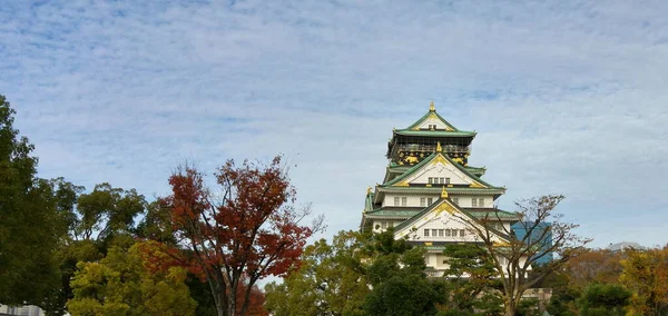 Osaka Slott Omgiven Park Och Träd Molnblå Himmel Vintern Kväll — Stockfoto