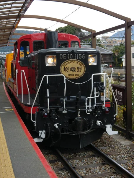 嵯峨野観光鉄道は観光鉄道である 嵯峨野ロマンチックな列車としても知られている 保津川沿いを流れる — ストック写真