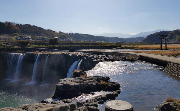 Piękne Wodospady Krajobrazy Harajiri Otoczone Ziemią Uprawną Woda Przepływa Przez — Zdjęcie stockowe