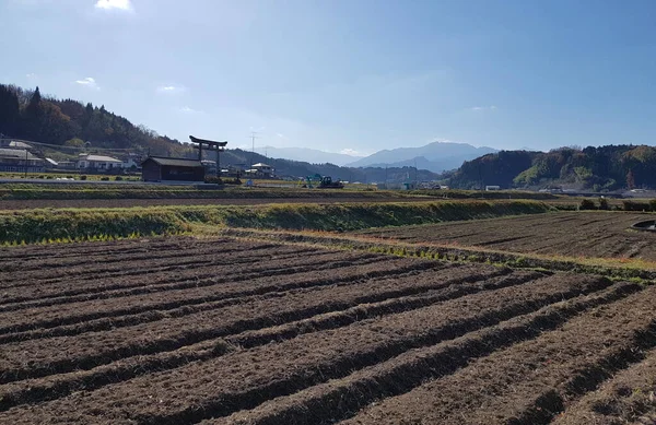 初冬の間は原尻の滝の近くの農地 農家は次の農業シーズンのために土地を準備する 近くに神社がある 大分県豊後大野 — ストック写真